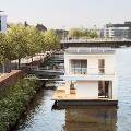 В Голландии появился необычный плавучий дом