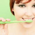 Чистить зубы сразу после едaы не рекомендуется