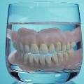 Ученые предложили необычный способ дезинфекции зубных протезов