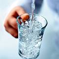 Ученые рекомендуют пить во время еды простую воду