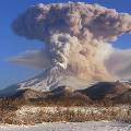 Шивелуч "отмечает" День вулкана на Камчатке - три выброса пепла подряд
